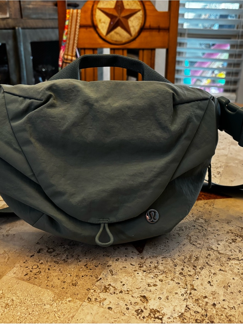 Lululemon Curved Crossbody Bag 3L Green O/S Excellent Condition